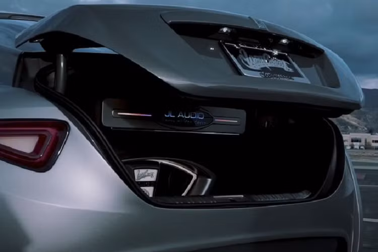 Để tạo ra một chiếc xe siêu sang Rolls-Royce Wraith mang phong cách của 103EX concept, West Coast Customs đã rút ngắn Wraith 203 mm và mở rộng 304,8 mm.