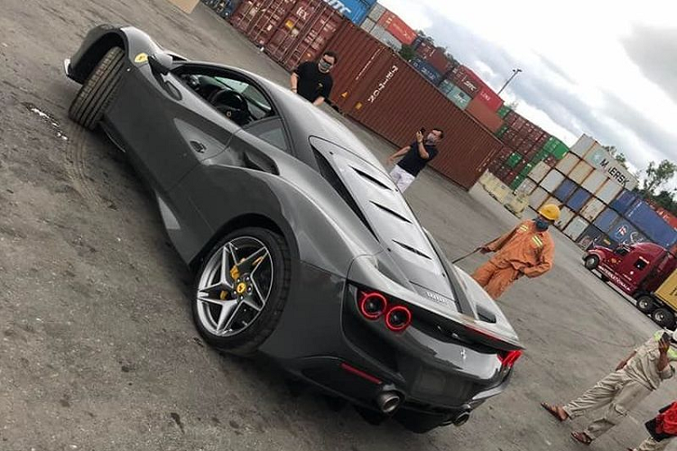 Chưa hết, chiếc Ferrari F8 Tributo này còn có tùy chọn nắp động cơ bằng kính trong suốt, khoe vẻ đẹp của khối động cơ V8 mạnh mẽ. Đó là cỗ máy tăng áp kép dung tích 3,9 lít sản sinh công suất 710 mã lực và mô-men xoắn cực đại 770Nm.