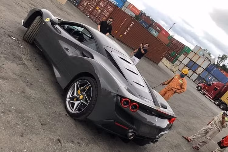 Chưa hết, chiếc Ferrari F8 Tributo này còn có tùy chọn nắp động cơ bằng kính trong suốt, khoe vẻ đẹp của khối động cơ V8 mạnh mẽ. Đó là cỗ máy tăng áp kép dung tích 3,9 lít sản sinh công suất 710 mã lực và mô-men xoắn cực đại 770Nm.