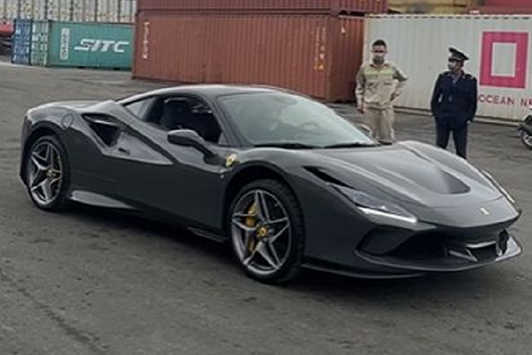Bên cạnh bộ cánh độc lạ, chiếc Ferrari F8 Tributo mới về Việt Nam còn sở hữu nhiều tùy chọn đắt đỏ như các chi tiết trang trí sơn đen và sợi carbon, bộ mâm 5 chấu kép màu bạc cùng kẹp phanh màu vàng tương phản.