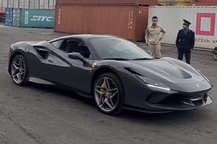 Bên cạnh bộ cánh độc lạ, chiếc Ferrari F8 Tributo mới về Việt Nam còn sở hữu nhiều tùy chọn đắt đỏ như các chi tiết trang trí sơn đen và sợi carbon, bộ mâm 5 chấu kép màu bạc cùng kẹp phanh màu vàng tương phản.