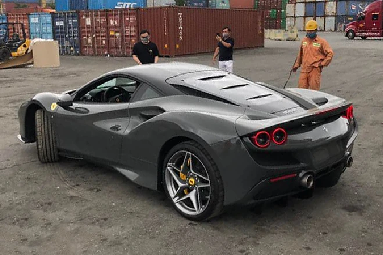 Không có thông tin nào về giá xe Ferrari F8 Tritubo này, nhưng giới điệu mộ ước tính rằng giá lăn bánh của siêu xe Ý rơi vào khoảng hơn 27 tỷ đồng.
