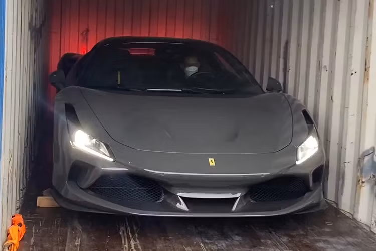 Nhờ đó mà "siêu ngựa chồm" chỉ cần 2,9 giây để tăng tốc từ 0 - 100 km/h, 0 - 200 km/h mất 4,9 giây, tốc độ tối đa đạt 340 km/h.