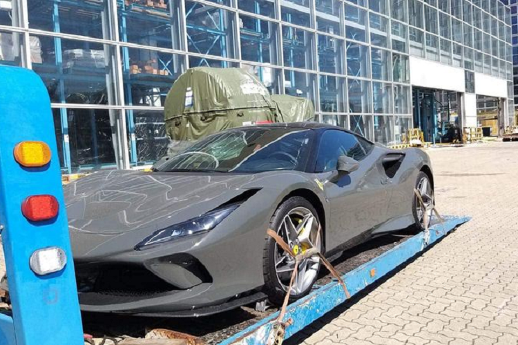 Màu sơn xám xi măng Grigio Scuro của Ferrari F8 Tributo là một tùy chọn khá đắt đỏ nhưng nó cũng "đáng đồng tiền bát gạo" khi tôn lên được mọi đường nét quyến rũ của F8 Tributo.