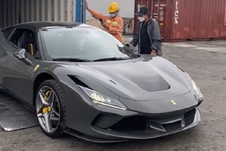 Bên cạnh bộ cánh độc lạ, chiếc Ferrari F8 Tributo thứ 4 của Việt Nam còn sở hữu nhiều tùy chọn đắt đỏ như các chi tiết trang trí sơn đen và sợi carbon, bộ mâm 5 chấu kép màu bạc cùng kẹp phanh màu vàng tương phản.
