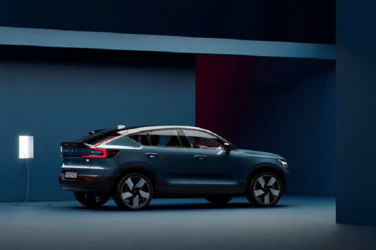 Thoạt nhìn, chiếc xe mang nhiều nét tương đồng với “đàn anh” XC40 Recharge P8 ở giao diện phía trước đầu xe nhưng theo hãng, C40 Recharge là mẫu xe đầu tiên được thiết kế theo ngôn ngữ xe thuần điện của Volvo. Đầu xe được thiết kế lại với đèn pha mới kiểu “búa thần Thor” áp dụng “công nghệ pixel hiện đại”. Lưới tản nhiệt truyền thống nay được thay bằng một mặt phẳng với khe hở bên dưới. Khe hở này có tác dụng làm mát động cơ điện vừa tăng tính khí động học cho xe.