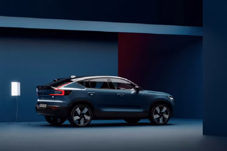 Thoạt nhìn, chiếc xe mang nhiều nét tương đồng với “đàn anh” XC40 Recharge P8 ở giao diện phía trước đầu xe nhưng theo hãng, C40 Recharge là mẫu xe đầu tiên được thiết kế theo ngôn ngữ xe thuần điện của Volvo. Đầu xe được thiết kế lại với đèn pha mới kiểu “búa thần Thor” áp dụng “công nghệ pixel hiện đại”. Lưới tản nhiệt truyền thống nay được thay bằng một mặt phẳng với khe hở bên dưới. Khe hở này có tác dụng làm mát động cơ điện vừa tăng tính khí động học cho xe.