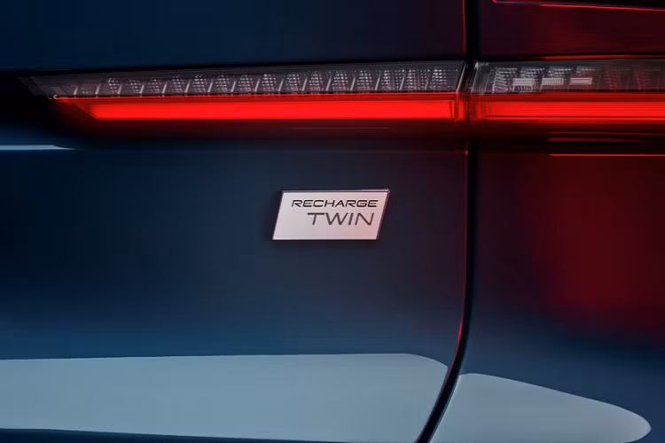 Kết hợp với gói pin 78 kWh, Volvo C40 Recharge ước tính cung cấp phạm vi di chuyển khoảng 420 km trong một lần sạc theo kết quả thử nghiệm WLTP.