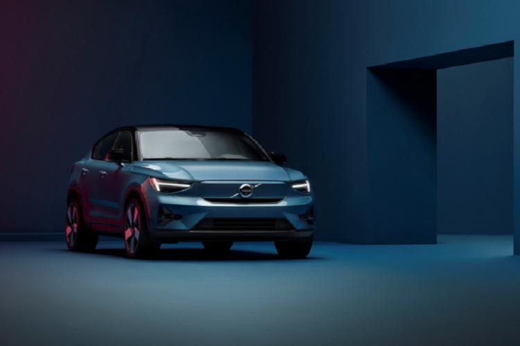 Giá xe Volvo C40 Recharge 2022 chứ được công bố, nó sẽ đi vào sản xuất vào mùa thu năm nay, được chế tạo cùng với XC40 Recharge tại nhà máy của hãng ở Ghent, Bỉ. Mẫu SUV chạy điện hiện chỉ được mở bán online.