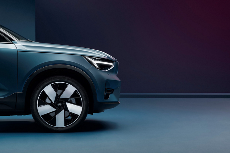 Giống như XC40 Recharge, Volvo C40 mới sở hữu hệ thống thông tin giải trí Android được hợp tác phát triển với Google, cung cấp các ứng dụng và dịch vụ tích hợp sẵn của Google như Google Maps, Google Assistant và Google Play. Mẫu xe điện mới cũng đi kèm với khả năng kết nối dữ liệu không giới hạn