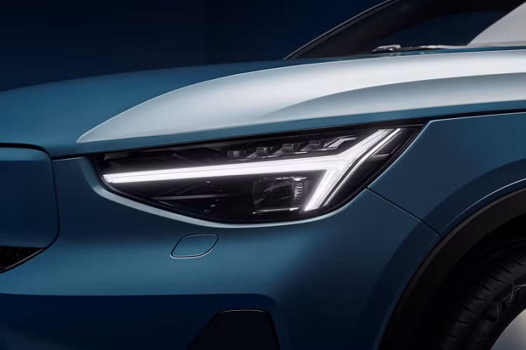 Sức mạnh của C40 Recharge 2021 đến từ bộ đôi động cơ điện được gắn trên 2 trục của xe. Thiết lập này cho phép C40 Recharge sản sinh công suất tổng hợp 402 mã lực và mô-men xoắn 660 Nm.