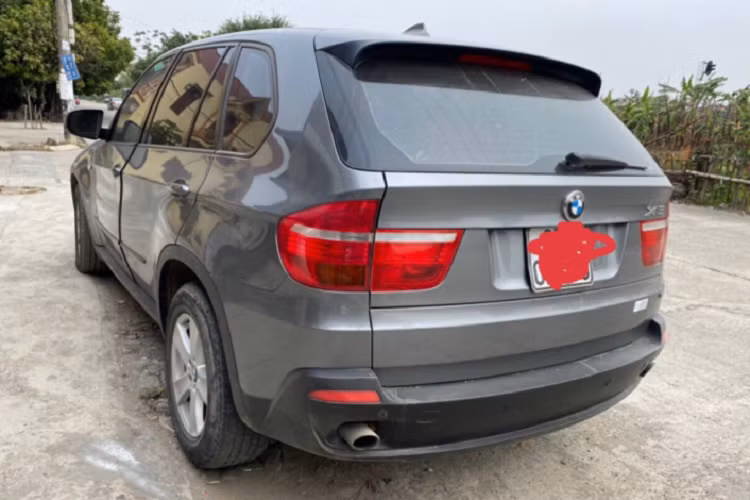 Dẫu vậy, những chiếc BMW X5 đời 2009 này vẫn xứng đáng để sở hữu, vì những ưu điểm nổi bật nằm ở thương hiệu xe sang nổi tiếng, khả năng vận hành linh hoạt, độ đầm chắc và an toàn cao. Để yên tâm sử dụng, người mua chắc chắn phải mất công tìm kiếm những chiếc xe còn chất, ngoài ra chủ xe trước là người am hiểu và có uy tín cũng là một lợi thế, bên cạnh việc người mua phải chấp nhận chi một khoảng tiền lớn, thậm chí lên đến cả trăm triệu đồng để đại tu.