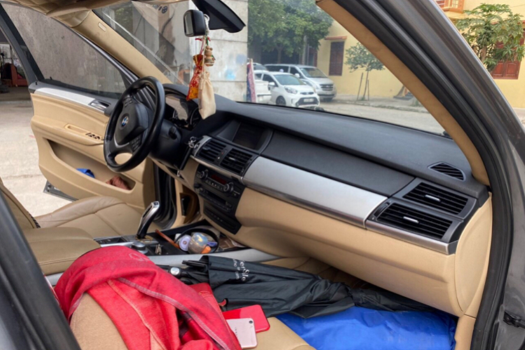 Dưới nắp ca-pô của BMW X5 xDrive30i là khối động cơ 6cyl thẳng hàng, dung tích 3.0L (N52B30) tăng áp mạnh mẽ sản sinh công suất tối đa 268 mã lực tại vòng tua 6.650 vòng/phút và mô men xoắn cực đại 302 Nm ở vòng tua 5.800 vòng/phút. Sức mạnh được truyền xuống hệ dẫn động bốn bánh toàn thời gian (xDrive) thông qua hộp số tự động 6 cấp.