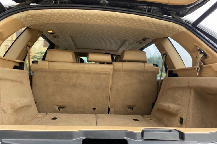 Trên thị trường xe cũ hiện nay, giá xe BMW X5 2009 từ khoảng 600 triệu đồng hoặc hơn đối với những chiếc xe còn chất, được chủ nhân bảo quản cẩn thận. Nhìn chung, xe sang đời cũ chưa bao giờ là chọn lựa hàng đầu của số đông, vì lý do chi phí nuôi bao gồm sửa chữa bảo dưỡng của xe khá cao, nên đa số thường bỏ qua nó dù giá rất hấp dẫn.