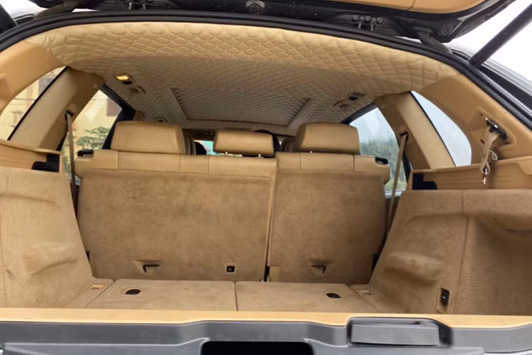 Trên thị trường xe cũ hiện nay, giá xe BMW X5 2009 từ khoảng 600 triệu đồng hoặc hơn đối với những chiếc xe còn chất, được chủ nhân bảo quản cẩn thận. Nhìn chung, xe sang đời cũ chưa bao giờ là chọn lựa hàng đầu của số đông, vì lý do chi phí nuôi bao gồm sửa chữa bảo dưỡng của xe khá cao, nên đa số thường bỏ qua nó dù giá rất hấp dẫn.