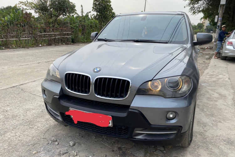 BMW X5 thế hệ thứ 2 (E70 2007 – 2012) từng nắm giữ vai trò là mẫu SAV đầu bảng của thương hiệu xe Đức. Nhờ phong cách thiết kế mạnh mẽ, đầy cá tính, thế hệ này của BMW X5 đã từng là mẫu xe mơ ước một thời của số đông người yêu xe Đức.