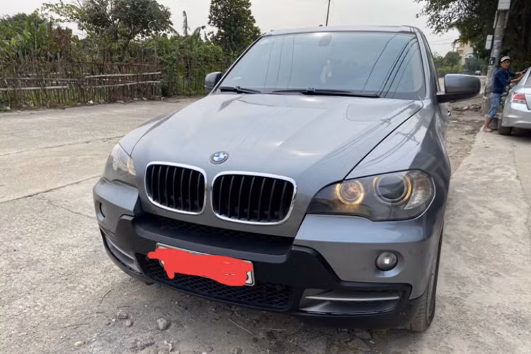 BMW X5 thế hệ thứ 2 (E70 2007 – 2012) từng nắm giữ vai trò là mẫu SAV đầu bảng của thương hiệu xe Đức. Nhờ phong cách thiết kế mạnh mẽ, đầy cá tính, thế hệ này của BMW X5 đã từng là mẫu xe mơ ước một thời của số đông người yêu xe Đức.
