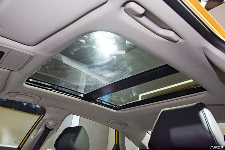 Những trang bị đáng chú ý khác của Honda Integra 2022 bao gồm tính năng ra lệnh bằng giọng nói, hệ thống âm thanh Bose 12 loa, cửa sổ trời và sạc điện thoại thông minh không dây. Bên cạnh đó là khóa kỹ thuật số, dùng ứng dụng trên điện thoại thông minh để khởi động máy, mở cửa và cửa sổ, cũng như chìa khóa thông minh dạng thẻ.