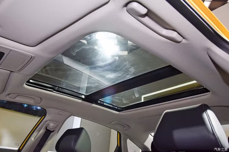 Những trang bị đáng chú ý khác của Honda Integra 2022 bao gồm tính năng ra lệnh bằng giọng nói, hệ thống âm thanh Bose 12 loa, cửa sổ trời và sạc điện thoại thông minh không dây. Bên cạnh đó là khóa kỹ thuật số, dùng ứng dụng trên điện thoại thông minh để khởi động máy, mở cửa và cửa sổ, cũng như chìa khóa thông minh dạng thẻ.