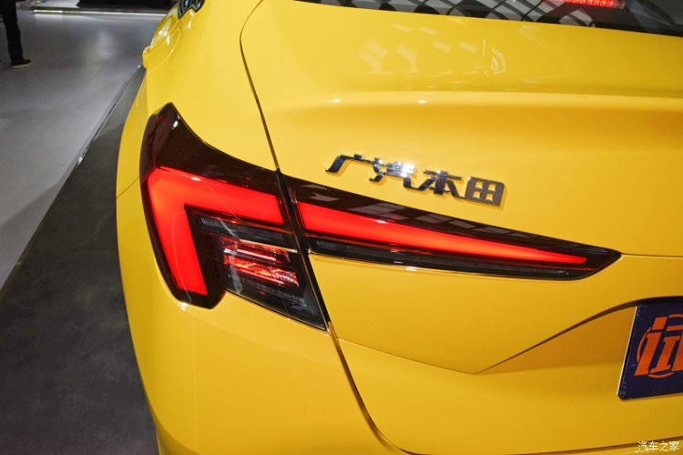 Ngoài kích thước, mẫu xe sedan Honda Integra 2022 còn có thiết kế khác biệt nhẹ so với Civic, nhất là phần đầu xe. Tại đây, chúng ta sẽ bắt gặp lưới tản nhiệt cỡ lớn hơn và đi kèm mắt lưới hình tổ ong thay vì nan nằm ngang như Honda Civic 2022. Trong khi đó, logo của hãng Honda nằm trọn vẹn bên trong lưới tản nhiệt chứ không "nửa trong, nửa ngoài" như Civic mới.