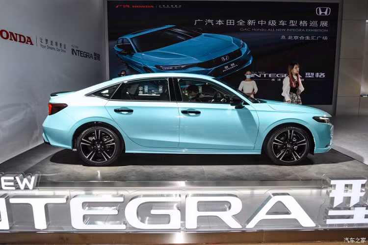Như thông tin đã đưa, Integra trên thực tế chính là phiên bản đổi tên và đổi thiết kế của Honda Civic thế hệ thứ 11. Nếu như Integra do liên doanh GAC Honda lắp ráp thì Civic lại là sản phẩm của liên doanh Dongfeng Honda. Khác với Honda Civic 2022 vốn là xe toàn cầu, Integra chỉ dành riêng cho thị trường Trung Quốc. Trong khi đó, tại thị trường Bắc Mỹ, hãng Honda lại dùng cái tên Integra để gọi mẫu xe mới của thương hiệu con Acura