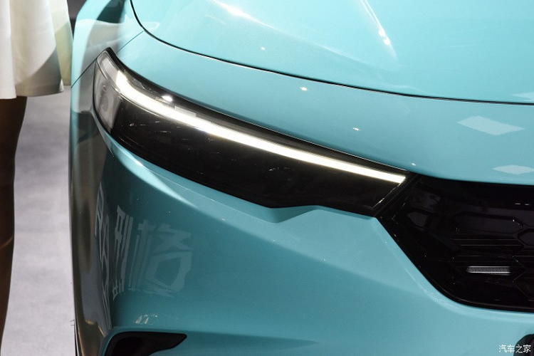 Dùng chung cơ sở gầm bệ với Honda Civic thế hệ mới, Integra sở hữu chiều dài 4.689 mm, chiều rộng 1.802 mm, chiều cao 1.415 mm/1.420 mm và chiều dài cơ sở 2.735 mm. So với Honda Civic 2022, mẫu xe này chỉ dài hơn 15 mm.