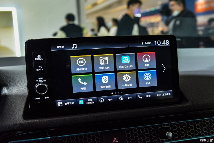 Đúng như dự đoán, bên trong Honda Integra 2022 là không gian nội thất được bê nguyên từ Civic sang. Xe cũng có tấm lưới kéo dài hết mặt táp-lô, phủ lên trên cửa gió điều hòa mới. Thêm vào đó là màn hình thông tin giải trí dạng cảm ứng 9 inch nằm độc lập trên mặt táp-lô và bảng đồng hồ kỹ thuật số với màn hình màu TFT 10,2 inch.