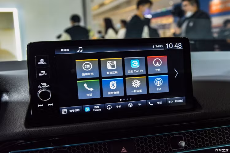 Đúng như dự đoán, bên trong Honda Integra 2022 là không gian nội thất được bê nguyên từ Civic sang. Xe cũng có tấm lưới kéo dài hết mặt táp-lô, phủ lên trên cửa gió điều hòa mới. Thêm vào đó là màn hình thông tin giải trí dạng cảm ứng 9 inch nằm độc lập trên mặt táp-lô và bảng đồng hồ kỹ thuật số với màn hình màu TFT 10,2 inch.