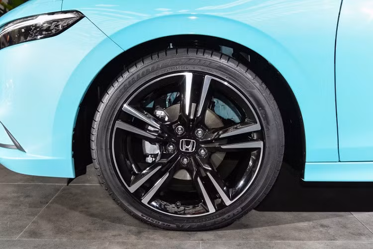 Nằm hai bên lưới tản nhiệt của Honda Integra 2022 là cụm đèn pha dài và hẹp. Đèn pha tích hợp dải đèn LED định vị ban ngày vuốt thẳng về phía sau thay vì hình chữ "L" như Honda Civic 2022. Bên dưới là hốc gió trung tâm và hốc đèn sương mù trước nhỏ hơn so với Civic thế hệ mới.