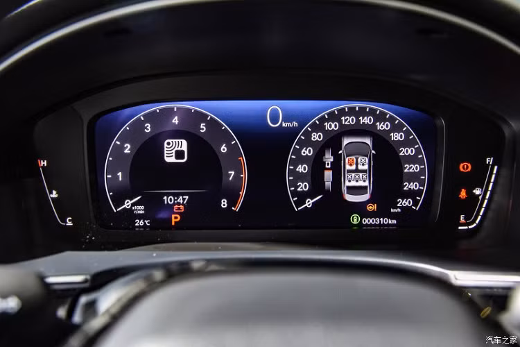 Riêng thiết kế sườn xe của Honda Integra 2022 không khác biệt nhiều so với Civic mới, trừ bộ vành la-zăng 5 chấu kép phối 2 màu thể thao. Tuy nhiên, sự thay đổi ở đầu xe và đuôi xe cũng đủ giúp Honda Integra 2022 trông thể thao hơn người anh em Civic mới.