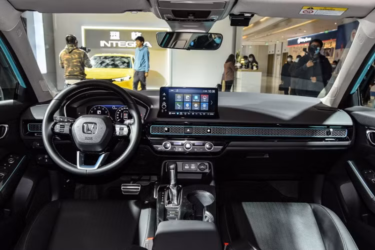 Đằng sau, mẫu xe dành riêng cho Trung Quốc này đi kèm đèn hậu có thiết kế hình chữ "L" gọn gàng hơn và cản va riêng, không giống với Honda Civic mới. Đèn phản quang của xe được đặt dọc trên cản sau thay vì nằm ngang như Honda Civic thế hệ thứ 11. Thêm vào đó là bộ khuếch tán gió đi kèm đèn phanh ở giữa và 2 ống xả nằm hai bên.