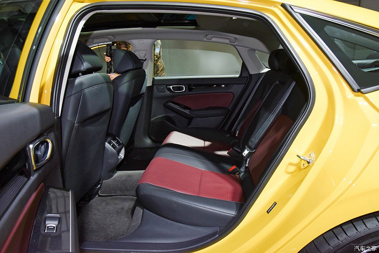 Động cơ kết hợp với hộp số biến thiên vô cấp CVT hoặc hộp số sàn 6 cấp. Điều này có lẽ sẽ khiến nhiều người thích thú vì Honda Civic 2022 vốn không có hộp số sàn, trừ phiên bản Si ở thị trường Mỹ.