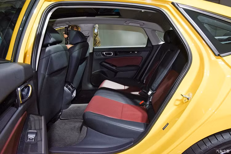 Động cơ kết hợp với hộp số biến thiên vô cấp CVT hoặc hộp số sàn 6 cấp. Điều này có lẽ sẽ khiến nhiều người thích thú vì Honda Civic 2022 vốn không có hộp số sàn, trừ phiên bản Si ở thị trường Mỹ.