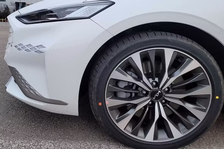 Phía sau, Kia K8 mới được trang bị đèn hậu hình chữ Y nối liền với nhau, ôm lấy chắn bùn và nằm ngay bên dưới cánh gió đuôi. Thêm vào đó là 2 đầu ống xả hình chữ nhật, nối với nhau bằng viền kim loại. Mặt trong của đầu ống xả được dập họa tiết kim cương, tạo sự đồng điệu với đầu xe.