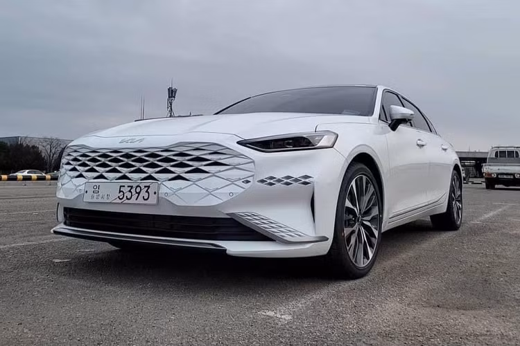 Không chỉ tăng kích thước và giảm trọng lượng, mẫu xe sedan Kia K8 2022 còn sở hữu thiết kế hoàn toàn khác biệt so với K7. Cụ thể, xe được trang bị lưới tản nhiệt không viền mới và đi kèm mắt lưới hình kim cương lạ mắt. Ngoài ra, mẫu xe này còn có dải đèn LED định vị ban ngày kiêm đèn báo rẽ được thiết kế hình kim cương, nằm trên cản trước. Đó là chưa kể đến viền trang trí màu bạc ở hai bên hốc gió trung tâm cũng có họa tiết hình kim cương dập nổi