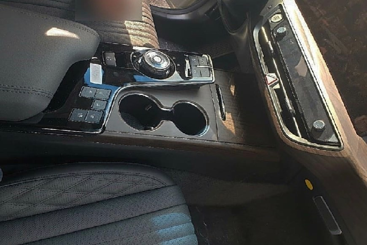 Để mang đến cảm giác cao cấp cho xe, hãng Kia đã dùng gỗ ốp cho nhiều chi tiết nội thất như mặt táp-lô, cụm điều khiển trung tâm và khu vực bên dưới màn hình. Riêng ghế và mặt cửa được bọc da Nappa, khâu hình quả trám. Trong khi đó, hàng ghế sau sẽ đi kèm tính năng sưởi và làm mát. Theo hãng Kia, mặt táp-lô của xe đã được hạ thấp 20 mm. Thêm vào đó là góc cột A hai bên được tối ưu hóa và kích thước vỏ gương ngoại thất thay đổi, mang đến tầm nhìn tốt hơn cho người lái Kia K8 2022.