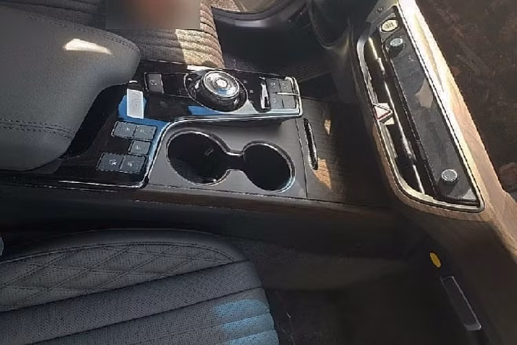 Để mang đến cảm giác cao cấp cho xe, hãng Kia đã dùng gỗ ốp cho nhiều chi tiết nội thất như mặt táp-lô, cụm điều khiển trung tâm và khu vực bên dưới màn hình. Riêng ghế và mặt cửa được bọc da Nappa, khâu hình quả trám. Trong khi đó, hàng ghế sau sẽ đi kèm tính năng sưởi và làm mát. Theo hãng Kia, mặt táp-lô của xe đã được hạ thấp 20 mm. Thêm vào đó là góc cột A hai bên được tối ưu hóa và kích thước vỏ gương ngoại thất thay đổi, mang đến tầm nhìn tốt hơn cho người lái Kia K8 2022.