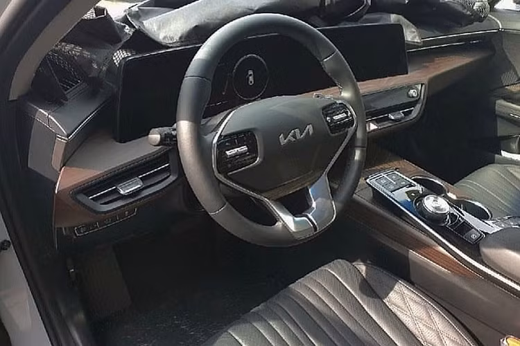 Xứng đáng với danh xưng sedan cao cấp, Kia K8 2022 được trang bị nội thất sang trọng không kém gì xe Genesis của tập đoàn Hyundai. Bên trong mẫu sedan tiệm cận xe sang này có màn hình cong cỡ lớn trên mặt táp-lô, được kết hợp giữa màn hình của bảng đồng hồ kỹ thuật số và màn hình thông tin giải trí, đều có kích thước 12,3 inch ở bản cao cấp.