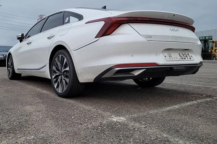 Trừ phiên bản hybrid, mọi động cơ của Kia K8 mới đều đi với hộp số tự động 8 cấp. Đặc biệt, lần đầu tiên trong lịch sử, mẫu sedan cỡ lớn này sẽ được trang bị hệ dẫn động 4 bánh toàn thời gian AWD.. Hiện giá xe Kia K8 2022 vẫn chưa được công bố. Khi có mặt trên thị trường, xe sẽ cạnh tranh với những đối thủ như Hyundai Grandeur và Toyota Avalon.