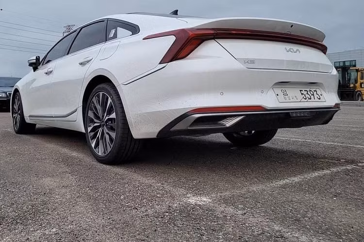 Trừ phiên bản hybrid, mọi động cơ của Kia K8 mới đều đi với hộp số tự động 8 cấp. Đặc biệt, lần đầu tiên trong lịch sử, mẫu sedan cỡ lớn này sẽ được trang bị hệ dẫn động 4 bánh toàn thời gian AWD.. Hiện giá xe Kia K8 2022 vẫn chưa được công bố. Khi có mặt trên thị trường, xe sẽ cạnh tranh với những đối thủ như Hyundai Grandeur và Toyota Avalon.