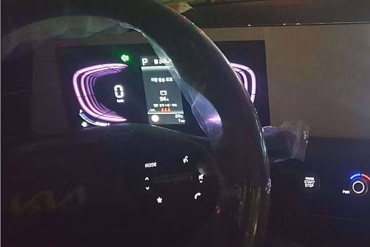 Tuy nhiên, ở bản cấp thấp, Kia K8 2022 chỉ có 2 màn hình với kích thước 8 inch. Do đó, trên màn hình cong của xe ở bản cấp thấp sẽ có nhiều chỗ trống không đẹp mắt. Ngoài ra, trong xe còn có mặt táp-lô 2 tầng, vô lăng 3 chấu mới, màn hình cảm ứng chỉnh điều hòa và nút bấm chuyển số.