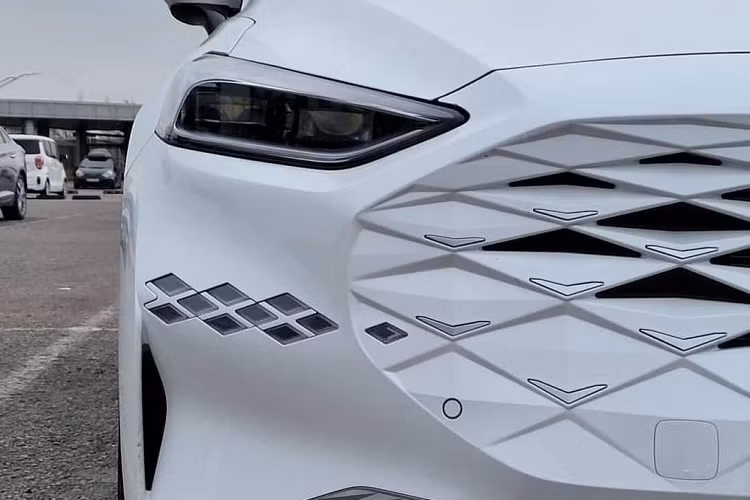 Vòng sang bên sườn, chúng ta sẽ thấy đường dập gân nổi bật, kéo dài từ chắn bùn trước đến đèn hậu phía sau. Tiếp đến là nẹp mạ crôm kéo từ dưới cửa lên đến đèn hậu và chi tiết trang trí hình vây cá, dập họa tiết kim cương, ở cửa sổ thứ ba.