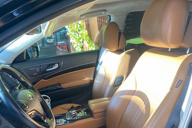 Kia Quoris sử dụng động cơ xăng V6 dung tích 3.8L cho công suất tối đa 286 mã lực tại vòng tua máy 6.600 vòng/phút và mô-men xoắn cực đại 365 Nm tại 4.500 vòng phút. Sức mạnh được truyền xuống cầu sau (RWD), thông qua hộp số tự động 8 cấp (8AT). Xe đi kèm 4 chế độ vận hành gồm: Sport, Normal, Comfort và Tuyết (Snow). Sử dụng hệ thống treo khí nén.