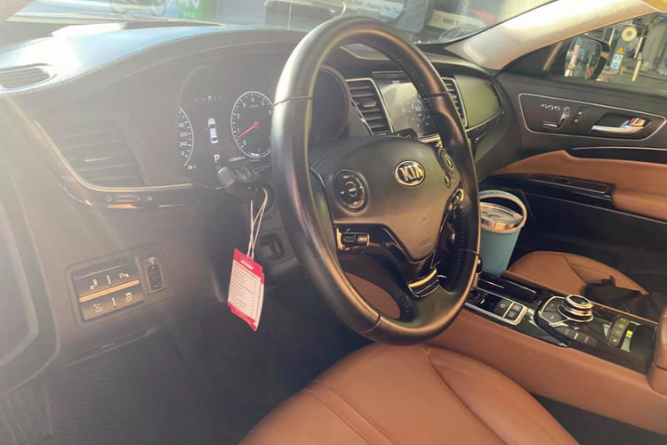 Kia Quoris là mẫu sedan thuộc phân khúc sedan cỡ lớn, mang tham vọng cạnh tranh với Mercedes-Benz S-Class hay BMW 7 Series. Tại Việt Nam, giá bán 2,7 tỷ đồng của Quoris người mua có thể “dư dả” tìm đến lựa chọn các mẫu xe sang khác, kích thước nhỏ hơn, định vị ở phân khúc sedan hạng sang cỡ trung như: Lexus ES, BMW 5 Series hay Mercedes-Benz E-Class.