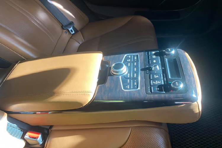 Hàng ghế sau có cặp màn hình giải trí, màn hình trung tâm 12.3 inch độ phân giải, giải trí với 17 loa Harman Lexicon. Vô lăng chỉnh điện 4 hướng nhớ vị trí, ghế người lái 16 hướng, nhớ 2 vị trí ghế. Ghế bên phụ chỉnh 12 hướng, nhớ 2 vị trí. Hàng ghế sau chỉnh tới-lùi có hỗ trợ bơm đệm lưng, rèm che nắng,…