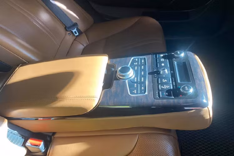 Hàng ghế sau có cặp màn hình giải trí, màn hình trung tâm 12.3 inch độ phân giải, giải trí với 17 loa Harman Lexicon. Vô lăng chỉnh điện 4 hướng nhớ vị trí, ghế người lái 16 hướng, nhớ 2 vị trí ghế. Ghế bên phụ chỉnh 12 hướng, nhớ 2 vị trí. Hàng ghế sau chỉnh tới-lùi có hỗ trợ bơm đệm lưng, rèm che nắng,…