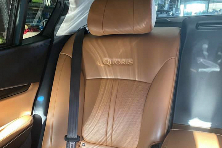Được định vị là xe cao cấp, nội thất Kia Quoris được thiết kế sang trọng, đi kèm với không gian rộng rãi với nhiều tiện nghi. “Đồ chơi” trên Quoris rất nhiều từ ghế ngồi bọc da Nappa cao cấp, trần xe bọc da lộn. Kính cách âm, cách nhiệt, chống tia UV. Trang bị cửa hít, điều hòa 3 vùng độc lập.