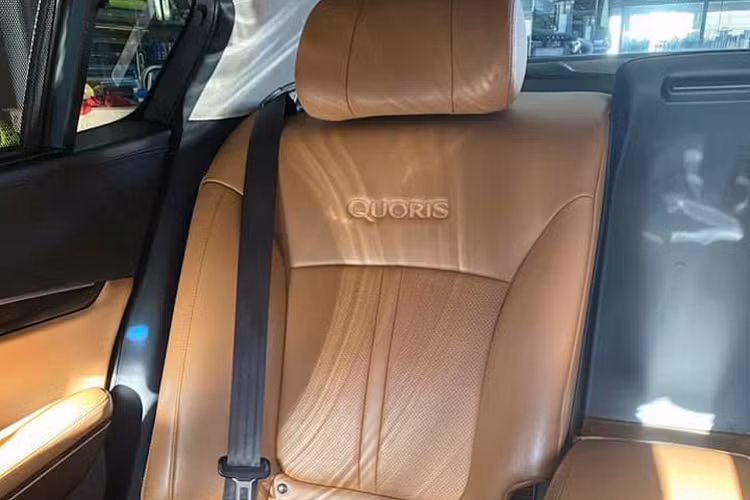 Được định vị là xe cao cấp, nội thất Kia Quoris được thiết kế sang trọng, đi kèm với không gian rộng rãi với nhiều tiện nghi. “Đồ chơi” trên Quoris rất nhiều từ ghế ngồi bọc da Nappa cao cấp, trần xe bọc da lộn. Kính cách âm, cách nhiệt, chống tia UV. Trang bị cửa hít, điều hòa 3 vùng độc lập.