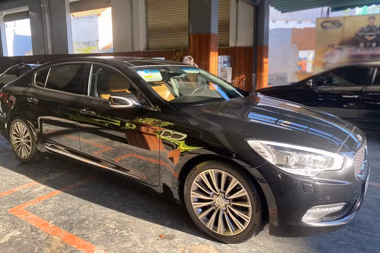 Nếu không đủ can đảm để xuống tiền “đập hộp” một chiếc Kia Quoris hoàn toàn mới, thì lựa chọn chơi xe đã qua sử dụng là một gợi ý dành cho khách Việt muốn trải nghiệm sedan cỡ lớn của Hàn. Đơn cử, chiếc Kia Quoris đời 2016, đăng ký 2018 này đang được chào bán với giá 1,9 tỷ đồng với mức ODO đã hơn 110.000km.