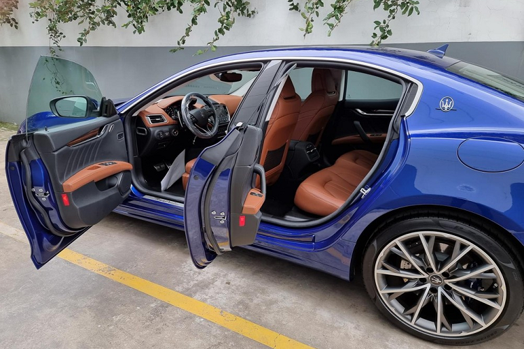 Trang bị sức mạnh cho xe Maserati Ghibli Hybrid 2021 là động cơ xăng tăng áp, dung tích 2.0 lít, kết hợp cùng bộ siêu nạp chạy điện eBooster 48 V mang đến cho xe công suất tối đa 325 mã lực và mô-men xoắn cực đại 450 Nm.